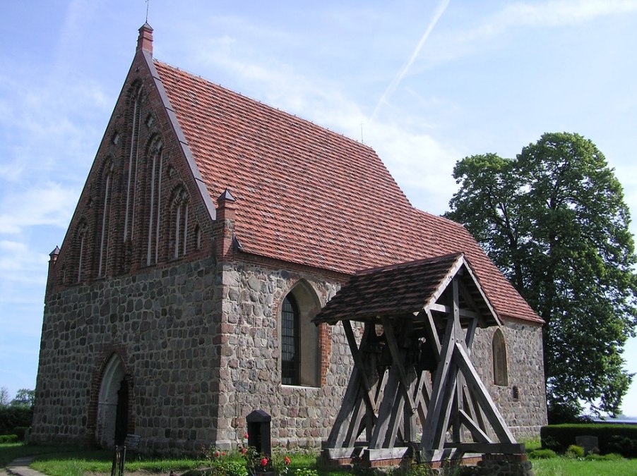 Eingangsportal mit freistehendem Glockenstuhl, © Baltzer