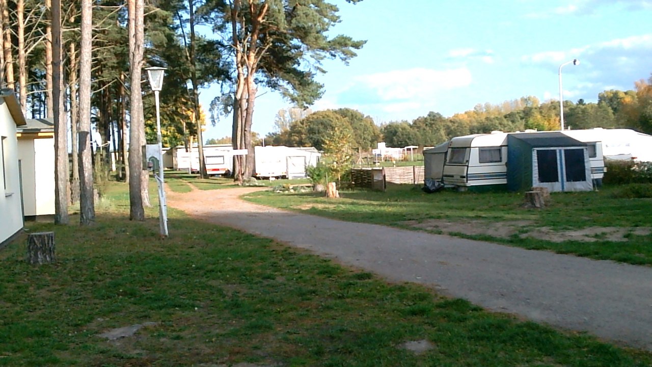 Wohnmobilstellplatz mit Blick auf den Peenestrom // &copy; Campingplatz Waldcamp Freest