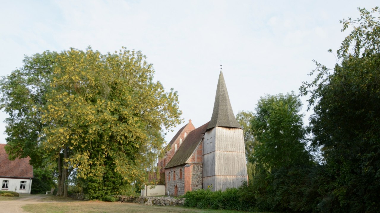 Die mittelalterliche Dorfkirche von Kuppentin im Spätsommer. // © Tourismusverband Mecklenburg-Schwerin Die mittelalterliche Dorfkirche von Kuppentin im Spätsommer. // © Tourismusverband Mecklenburg-Schwerin