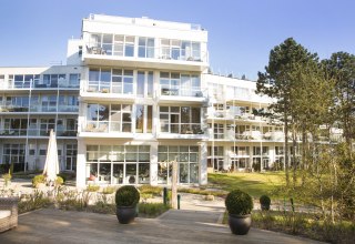 Alle Zimmer bieten mit großen Fenstern einen Ausblick auf die knorrigen Kiefern oder die Dünenlandschaft mit der Ostsee // © Strandhotel Fischland Alle Zimmer bieten mit großen Fenstern einen Ausblick auf die knorrigen Kiefern oder die Dünenlandschaft mit der Ostsee // © Strandhotel Fischland