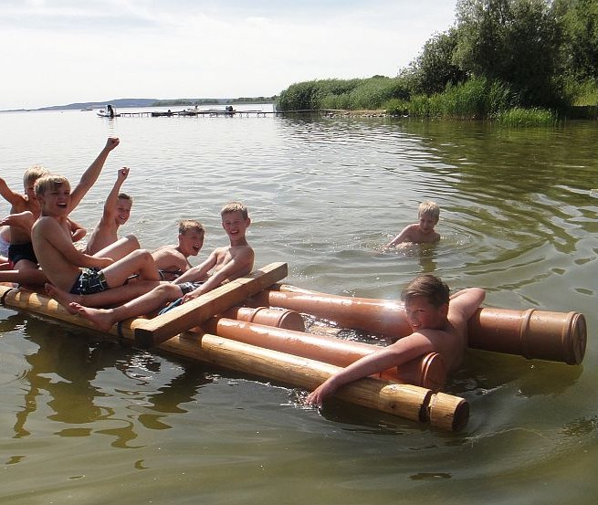 Floßbau mit Seeerprobung und baden im Kummerower See // © Kinder- und Jugendhotel Verchen Floßbau mit Seeerprobung und baden im Kummerower See // © Kinder- und Jugendhotel Verchen