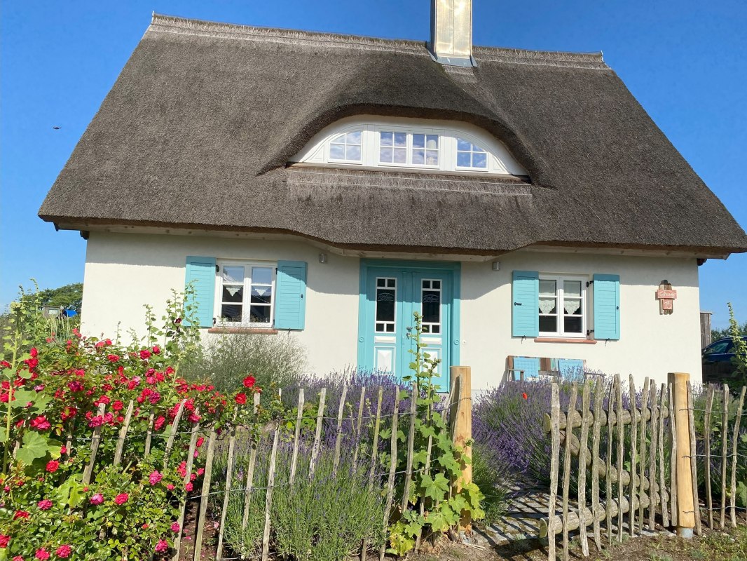 Zicht op het rietgedekte huis vanaf de Gothenweg // © Franzi Neubauer Zicht op het rietgedekte huis vanaf de Gothenweg // © Franzi Neubauer