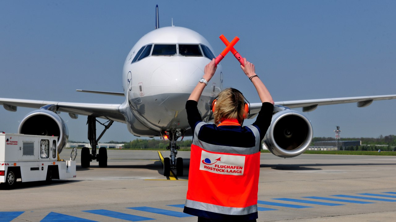Abfertigung eines Flugzeuges // &copy; Flughafen Rostock-Laage