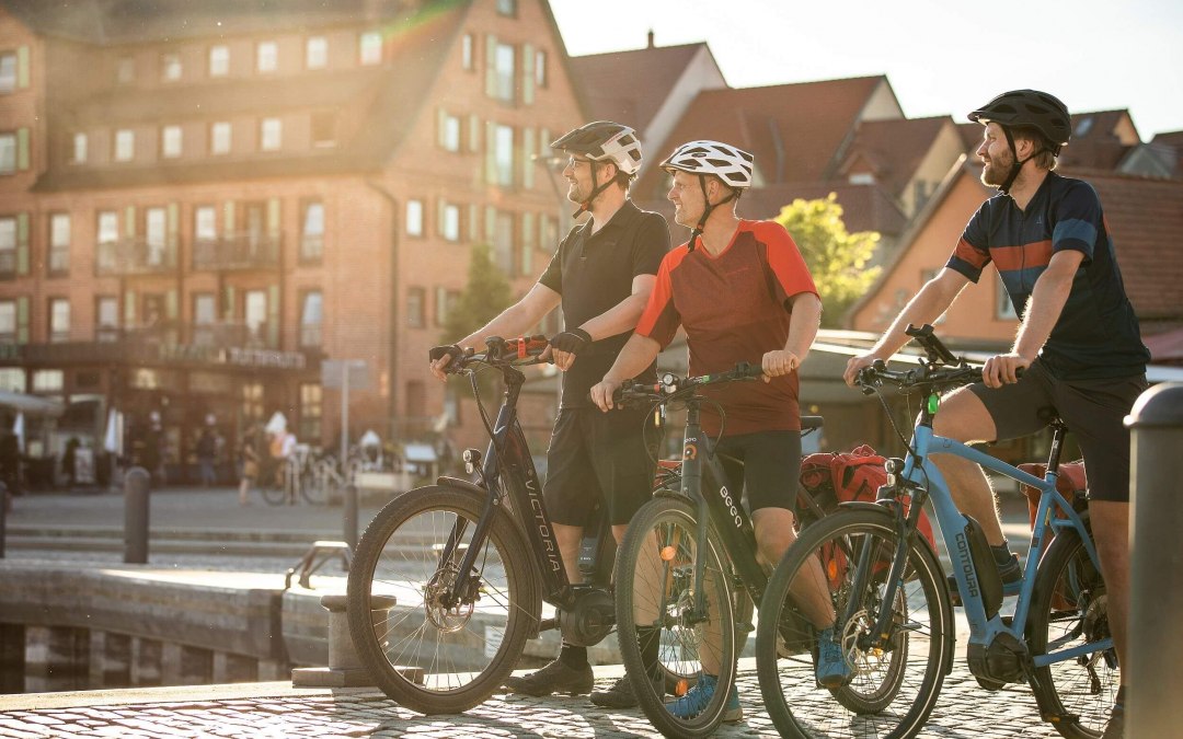 Mit dem E-Bike unterwegs an der Uferpromenade von Waren (Müritz) // © TMV/Scheibe Mit dem E-Bike unterwegs an der Uferpromenade von Waren (Müritz) // © TMV/Scheibe