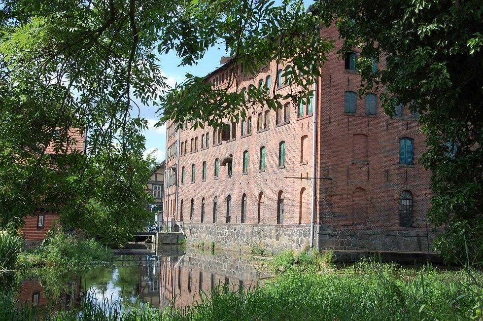 Die Bolbrüggesche Mühle liegt zwischen Elde und Mühlengraben idyllisch auf einer Insel. // © Gabriele Skorupski Die Bolbrüggesche Mühle liegt zwischen Elde und Mühlengraben idyllisch auf einer Insel. // © Gabriele Skorupski