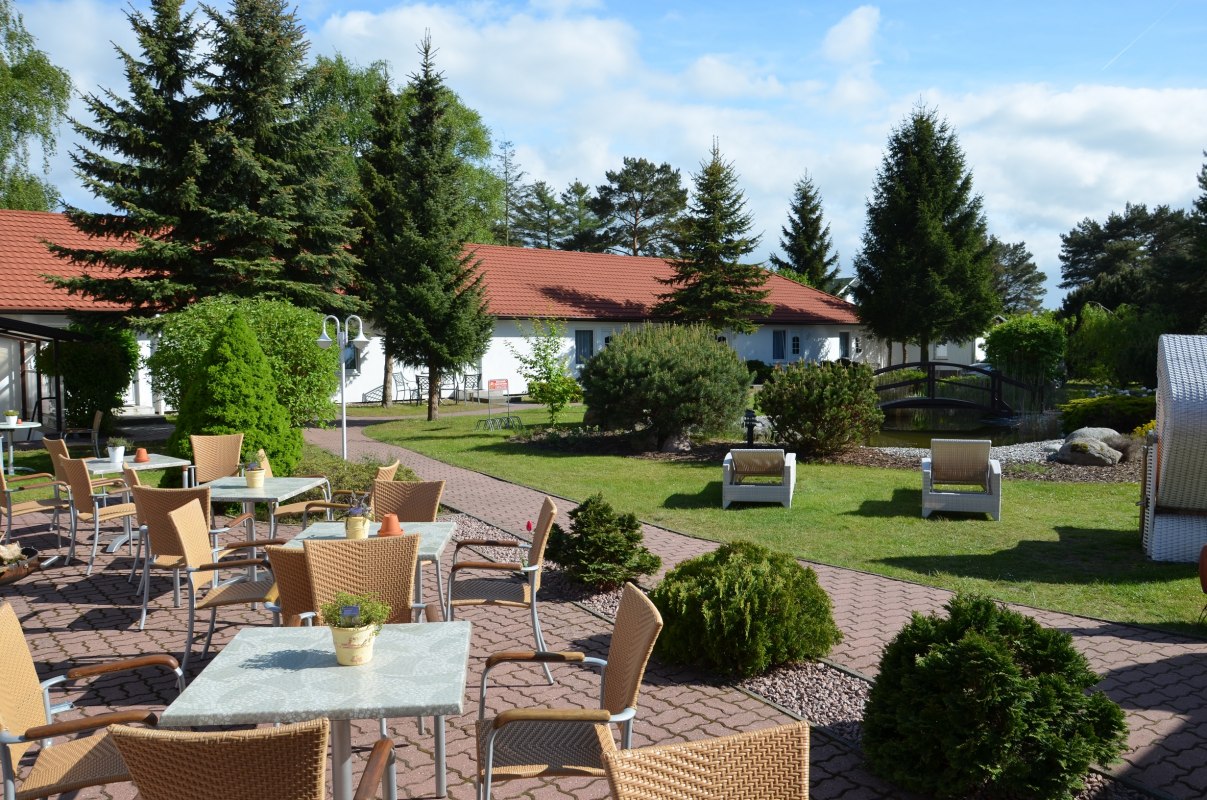 Idyllische binnenplaats met zonneterras // &copy; Hotel & Restaurant Pommerscher Hof