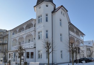 Unser privat gef&uuml;hrtes Strandhotel direkt am Binzer Sandstrand und der Promenade. // &copy; Strandhotel zur Promenade