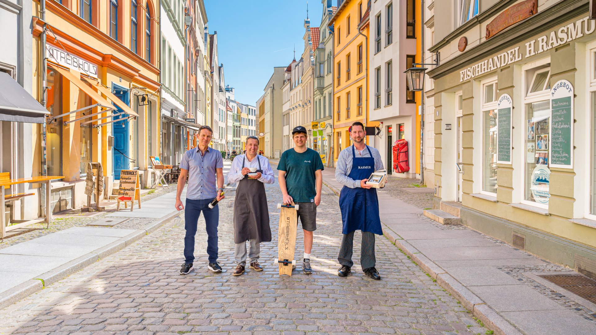 Typisch Heilgeiststraße: Coole Anlieger vor historischer Kulisse. // © MV-T/Tiemann Typisch Heilgeiststraße: Coole Anlieger vor historischer Kulisse. // © MV-T/Tiemann