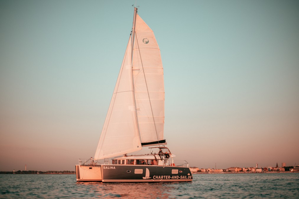 Segeln zum Sonnenuntergang vor der K&uuml;ste Warnem&uuml;ndes, &copy; Outdoornomaden