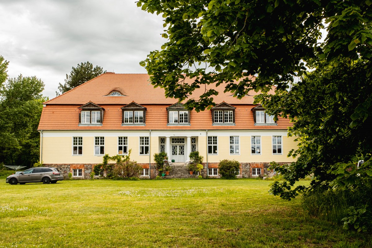 Außenansicht Gutshaus Battinsthal // © Lars Schönherr Außenansicht Gutshaus Battinsthal // © Lars Schönherr