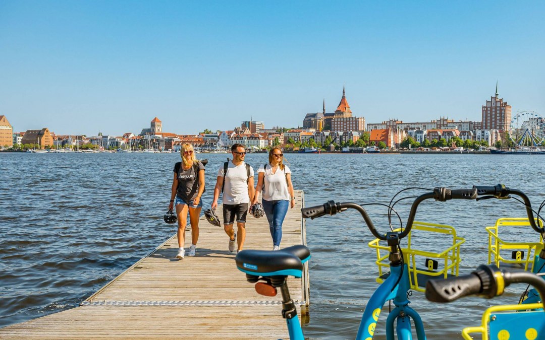 Vom Gehlsdorfer Ufer den Blick auf den Rostocker Stadthafen genie&szlig;en // &copy; TMV/Tiemann