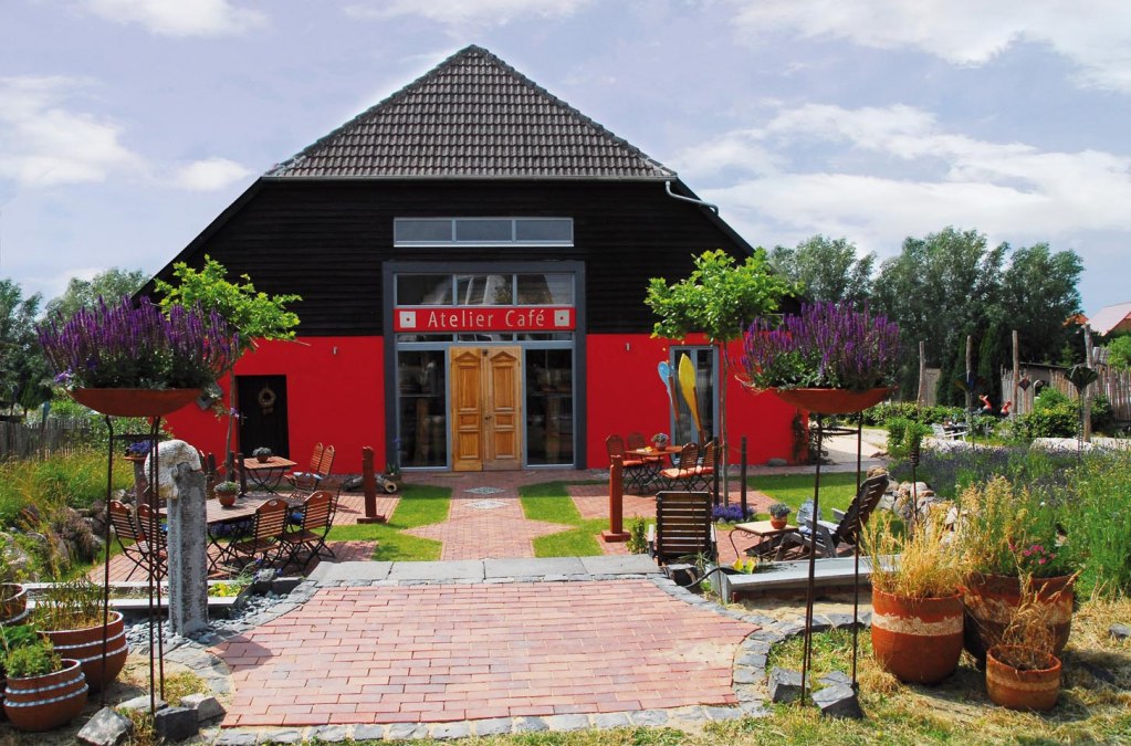 De stijlvol verbouwde schuur in Sembzin is een ontspanningsoord voor liefhebbers van kunst en culinaire hoogstandjes., © M. Cremer De stijlvol verbouwde schuur in Sembzin is een ontspanningsoord voor liefhebbers van kunst en culinaire hoogstandjes., © M. Cremer