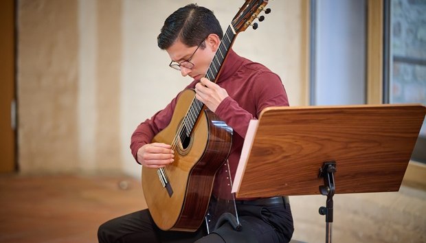 Gitarrist konzertiert im Orgelsaal // © Mirco Dalchow Gitarrist konzertiert im Orgelsaal // © Mirco Dalchow