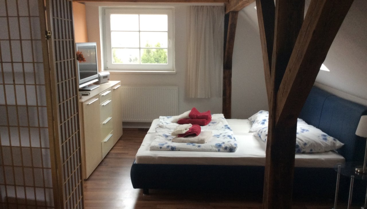 Das Schlafzimmer der Ferienwohnung im Obergeschoss, © Johanna Manthey Das Schlafzimmer der Ferienwohnung im Obergeschoss, © Johanna Manthey