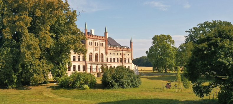 Blick aus dem Lenné-Park auf die Westfassade von Schloss Broock. // © Schloss Broock GmbH & Co. KG Blick aus dem Lenné-Park auf die Westfassade von Schloss Broock. // © Schloss Broock GmbH & Co. KG