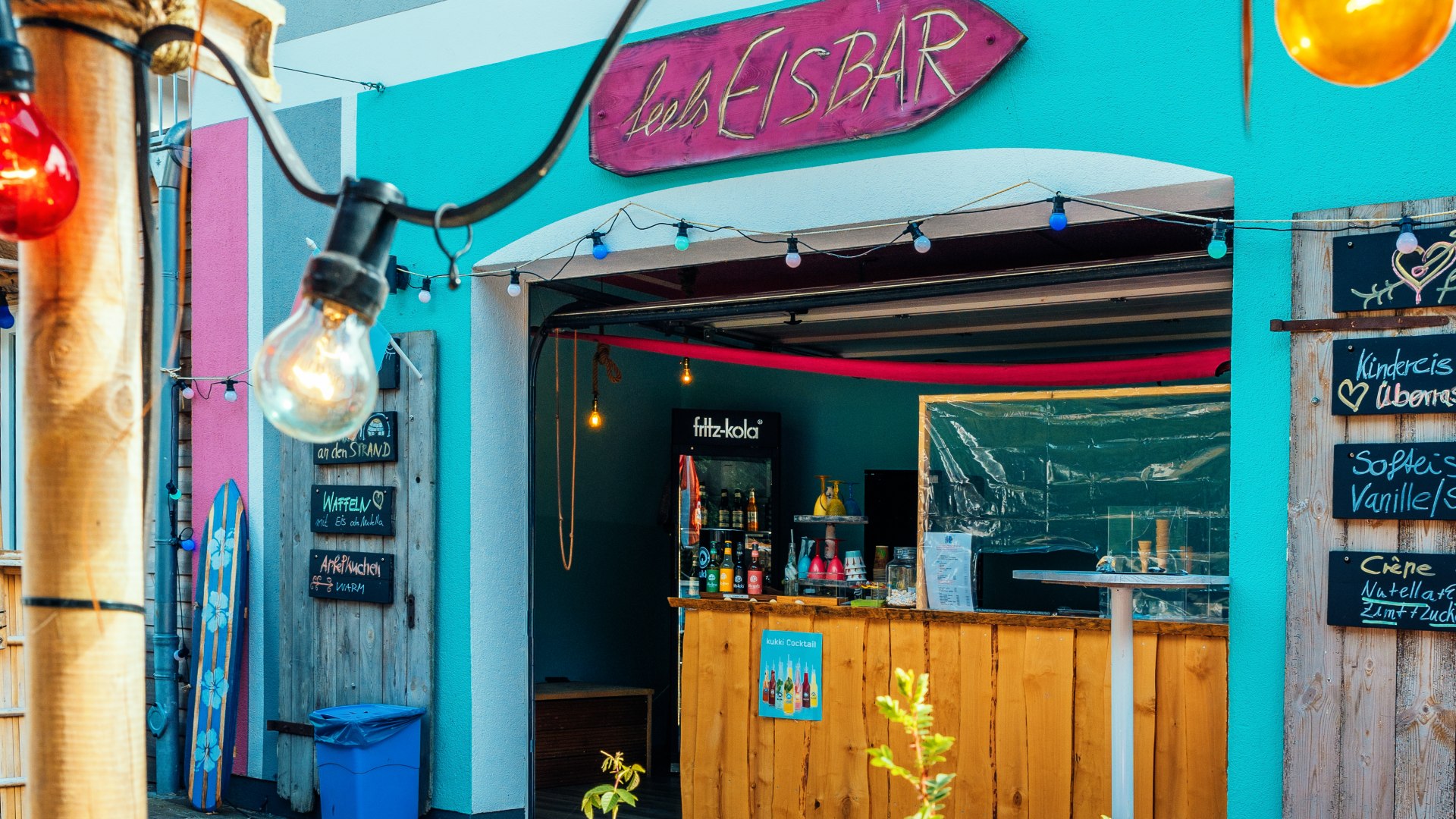 Das feels Beach Club Hotel in Kühlungsborn spricht alle Sinne an.
, © TMV/Tiemann Das feels Beach Club Hotel in Kühlungsborn mit Blick auf die Bar.