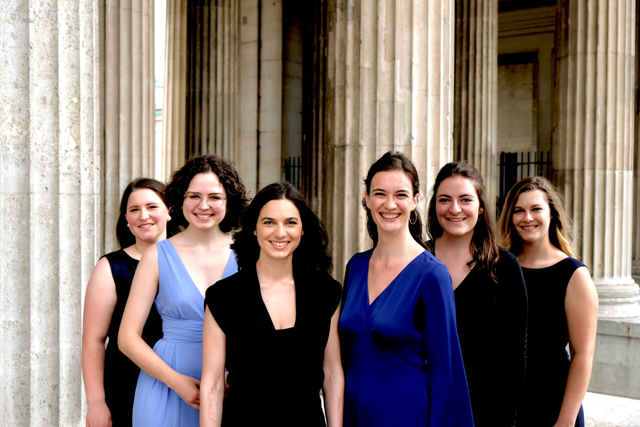 sechs dunkelharige Frauen in blauen und schwarzen Kleidern // © Korbinian Bauer sechs dunkelharige Frauen in blauen und schwarzen Kleidern // © Korbinian Bauer