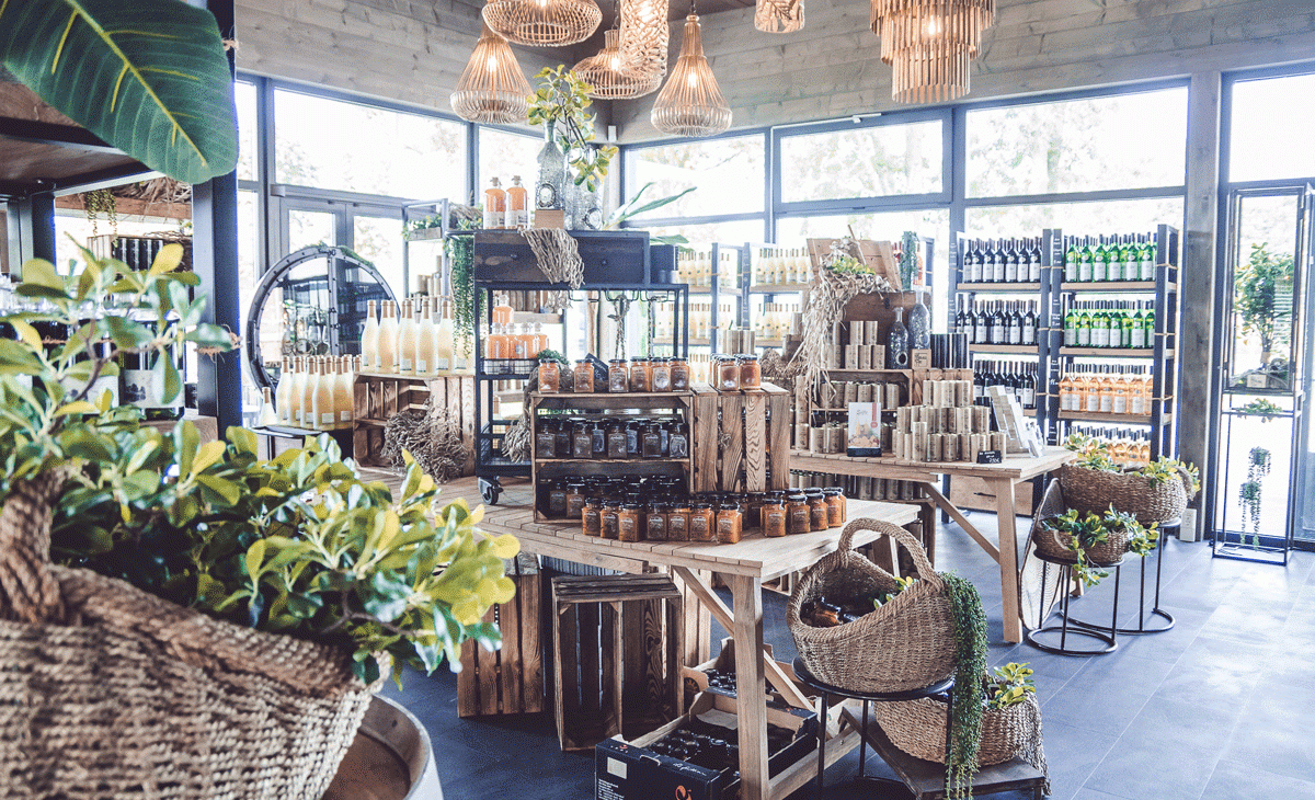 Nicht nur der attraktive Verkaufsraum, sondern auch das angrenzende Bistro & Caf&eacute; laden zum St&ouml;bern und Verweilen ein., &copy; Inselm&uuml;hle Usedom GmbH