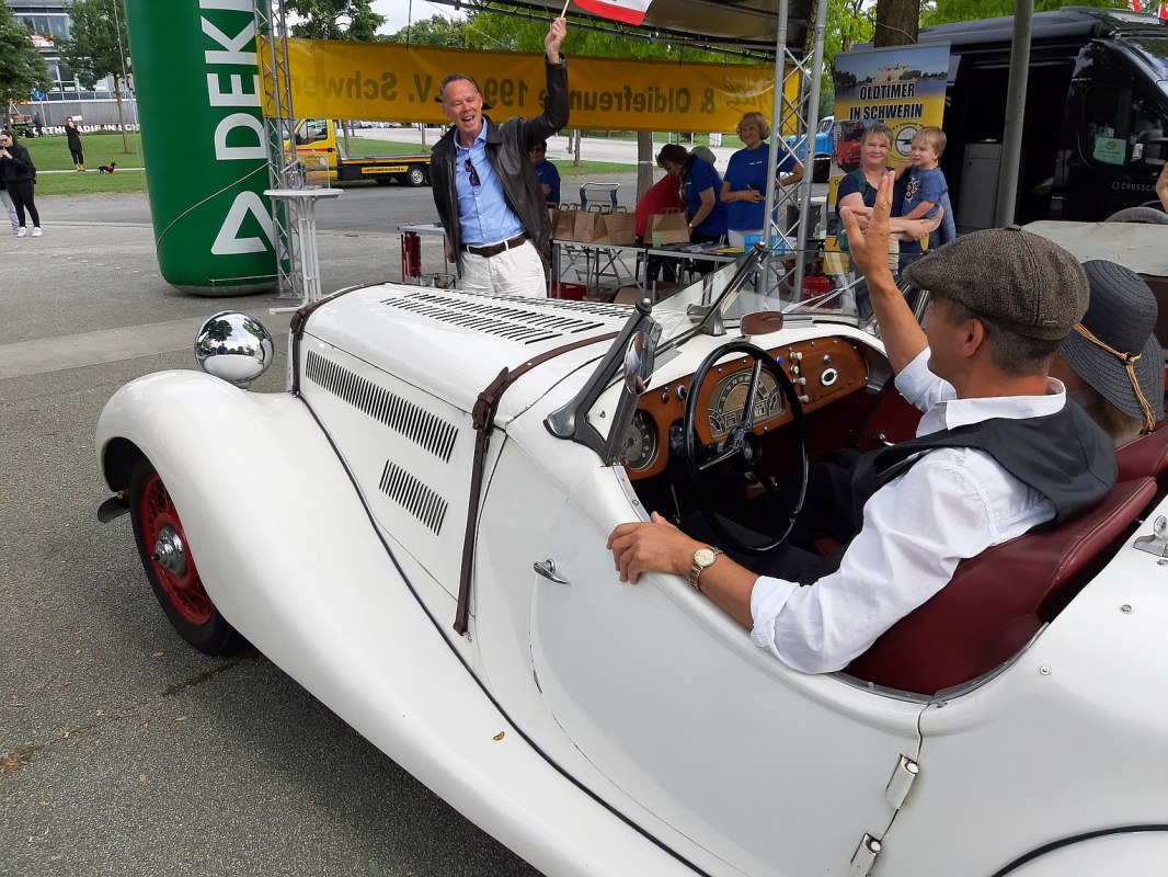 Of hou je meer van sportief? Hier staat een Cabrio Hansa Sport 1.7 aan de start, de rit is een hoogtepunt in de zon. // &copy; M. Brandt