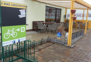 E-Bike Ladestation an der Landb&auml;ckerei Kr&ouml;ger // &copy; Tourismusverein Vogelparkregion Recknitztal e.V.