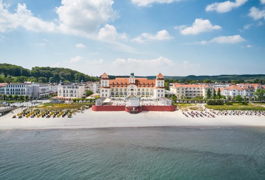 Das Hotel Kurhaus Binz auf R&uuml;gen aus der Luft mit Blick vom Meer auf den Strand