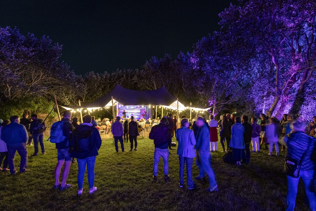 Evas Sommergarten bei der 21. Lange Nacht der Kunst 2021, © Kurverwaltung-Ahrenshoop · Foto Voigt u. Kranz UG