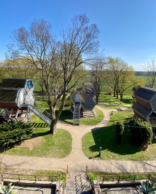 Wabenhausherberge mit 6 Wabenhäusern, © Bischoff Wabenhausherberge mit 6 Wabenhäusern, © Bischoff