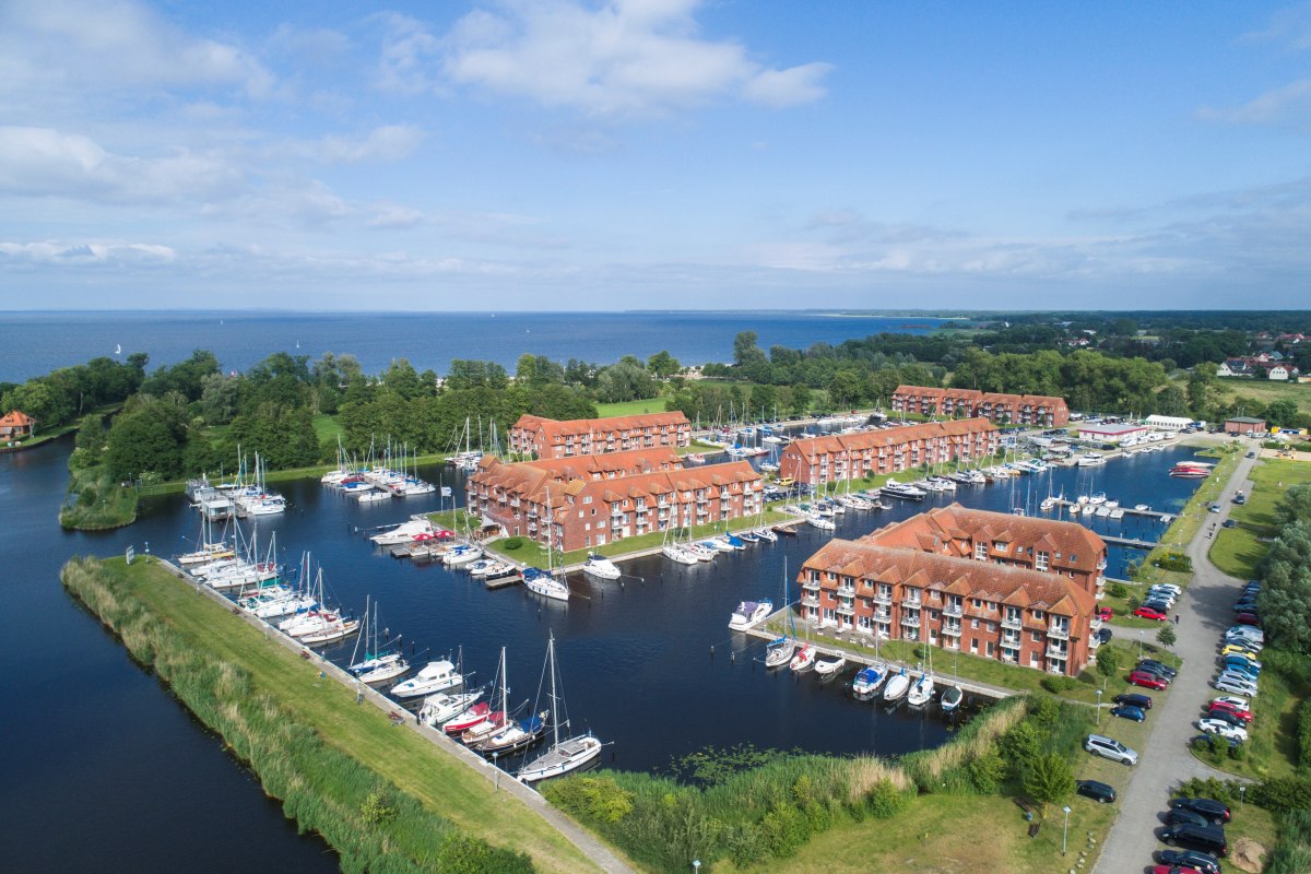 Luchtfoto van de jachthaven met uitzicht op de lagune van Szczecin // &copy; Marina-Lagunenstadt