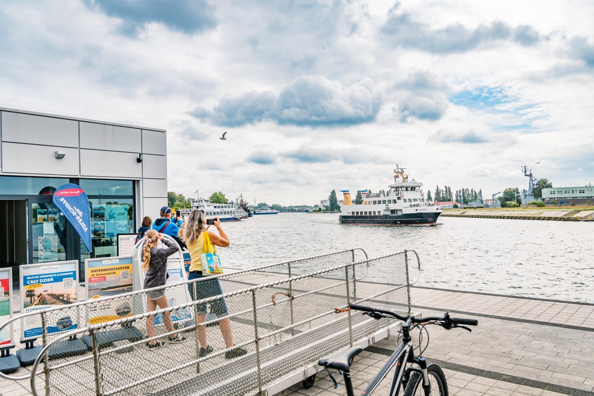 Die "MS" Baltica aus der Flotte der Adler Schiffe legt auf Hafen Swinem&uuml;nde an, wo schon einige G&auml;ste auf Sie warten // &copy; Sven Lewerenz