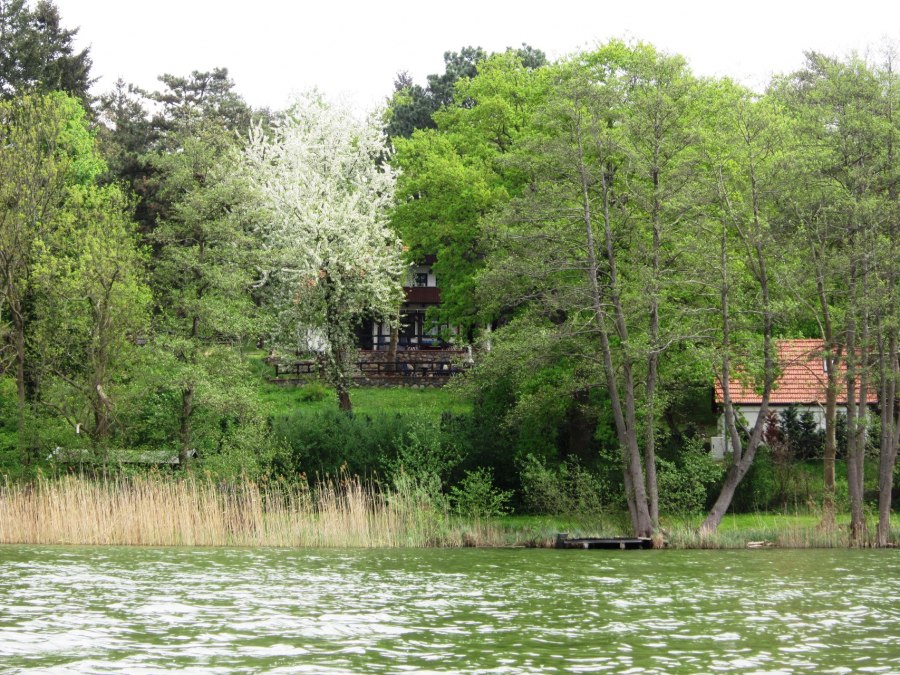 Blick vom See auf das Haus, &copy; Bernhard Barth