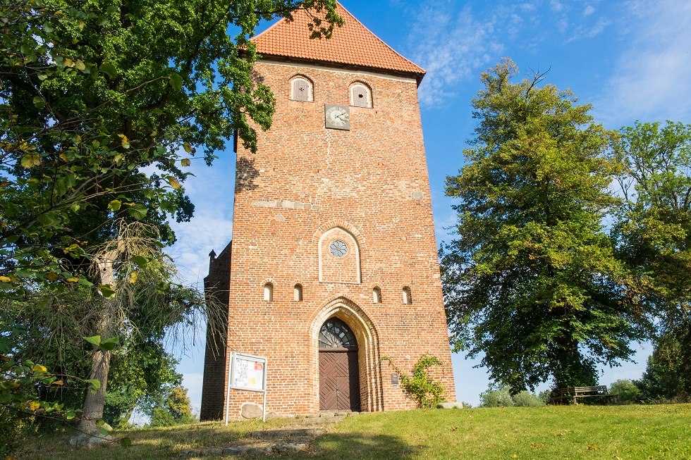 Die Turmseite der Kirche Mühlen Eichsen. // © Frank Burger Die Turmseite der Kirche Mühlen Eichsen. // © Frank Burger