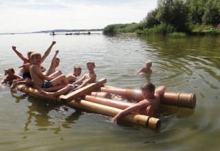 Flo&szlig;bau mit Seeerprobung und baden im Kummerower See // &copy; Kinder- und Jugendhotel Verchen