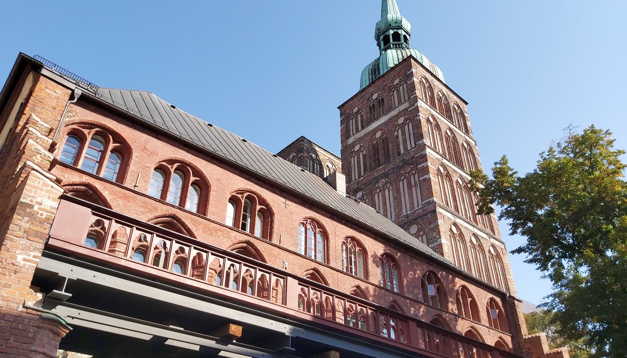 Rathausbalkon & Nikolaikirche, © Tourismuszentrale Stralsund Rathausbalkon & Nikolaikirche, © Tourismuszentrale Stralsund