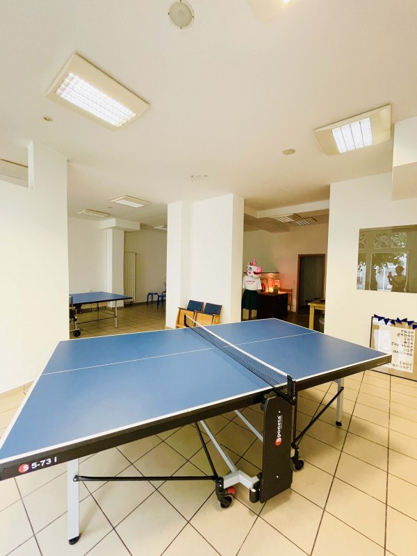 Tafeltennistafels in de pingpongzaal // &copy; Katja Thiede