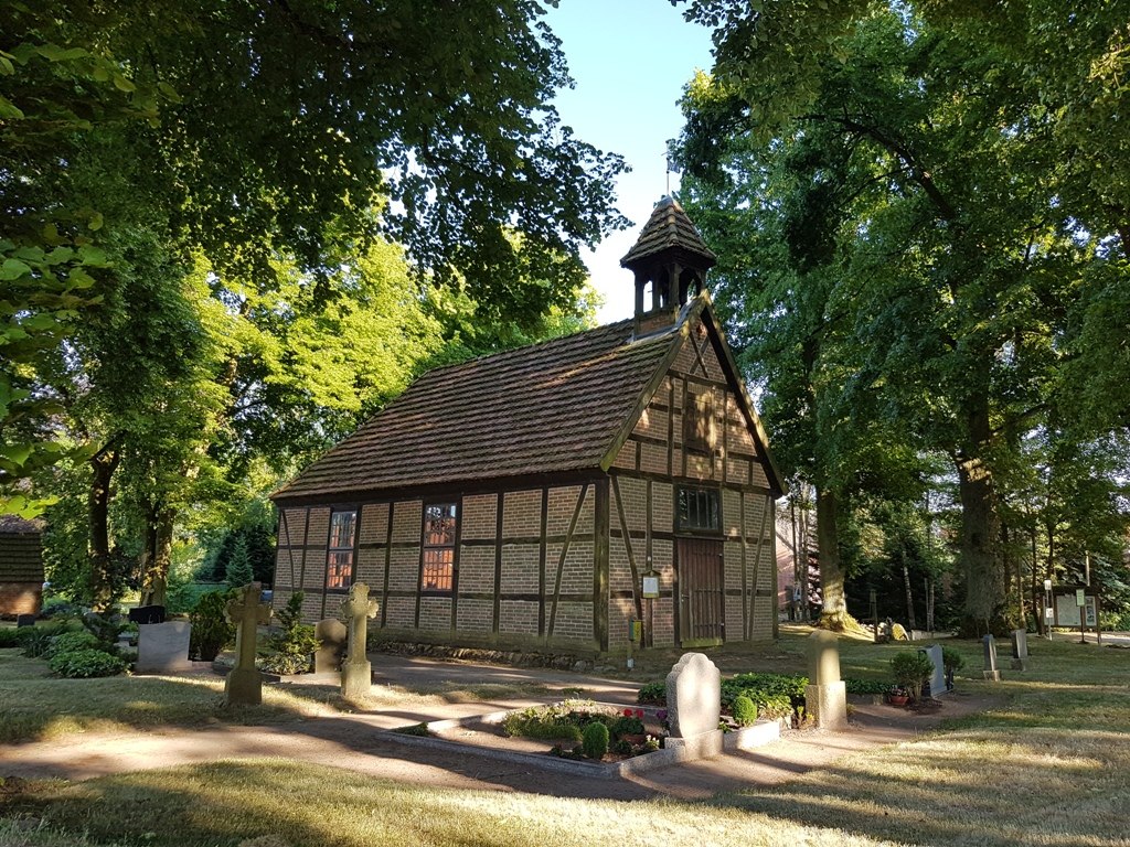 Rechteckige Fachwerkkirche in der Mitte des Dorfes Alt Damerow in unmittelbarer Nähe des Freilichtmuseums Pingelhof. // © Copyright Foto: Lewitz e.V. Rechteckige Fachwerkkirche in der Mitte des Dorfes Alt Damerow in unmittelbarer Nähe des Freilichtmuseums Pingelhof. // © Copyright Foto: Lewitz e.V.