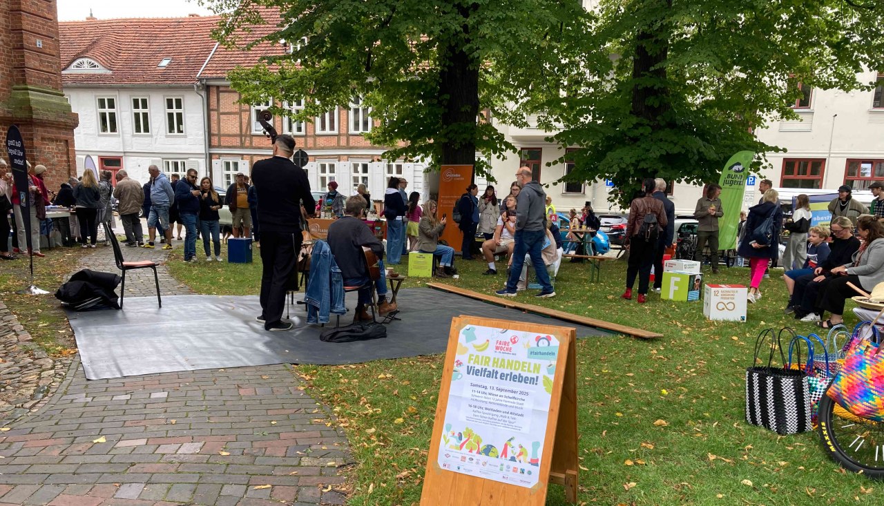 Met de FAIRkostung viert de hoofdstad van de deelstaat dit jaar voor de tweede keer samen met de bevolking haar titel &bdquo;Fairtrade-stad&rdquo; bij de Schelfkirche. // &copy; Stefan Purtz
