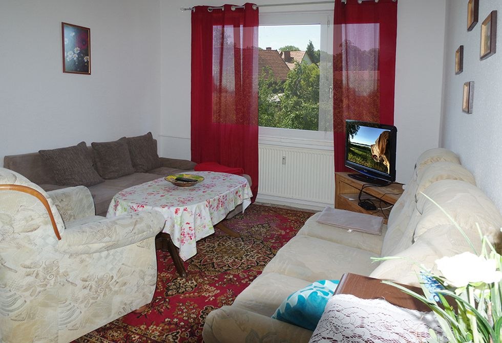 Wohnung HNr. 46: Wohnzimmer mit Schlafcouch / Schlafzimmer mit 3 Einzelbetten / Ausgestattete Küche und Bad // © Klaus Paul Müller Wohnung HNr. 46: Wohnzimmer mit Schlafcouch / Schlafzimmer mit 3 Einzelbetten / Ausgestattete Küche und Bad // © Klaus Paul Müller