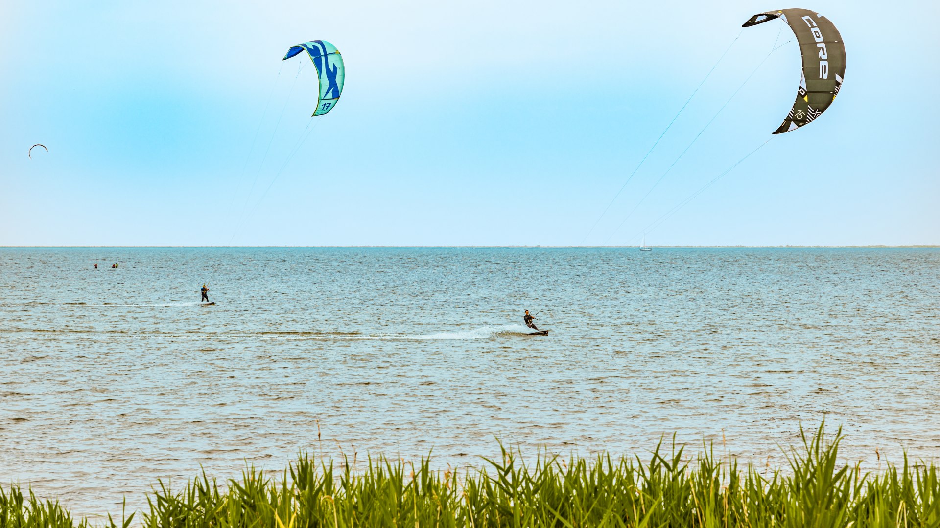 Kitsurfer auf Ummanz surfen im Stehrevier auf der Ostsee