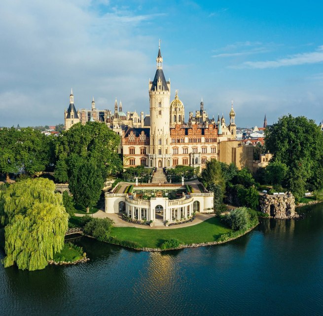 Das Schweriner Schloss aus der Vogelperspektive. // &copy; MV-T/G&auml;nsike