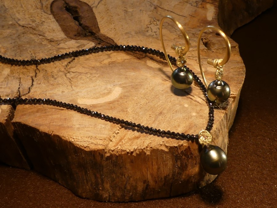 Met de hand gezet in 750 geelgoud met Tahitiparels en gewreven diamanten, © Vivien Hellweg Met de hand gezet in 750 geelgoud met Tahitiparels en gewreven diamanten, © Vivien Hellweg