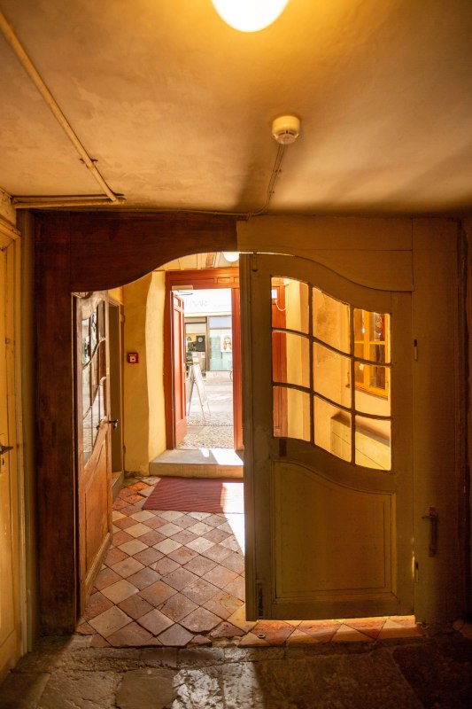 Die doppelfl&uuml;gige Eingangst&uuml;r f&uuml;hrt in die Diele des 700 Jahre alten Musuemshaus in Stralsunds Altstadt. Hansegeschichte im denkmalgesch&uuml;tzten Kaufmannshaus hautnah erleben. // &copy; STRALSUND MUSEUM