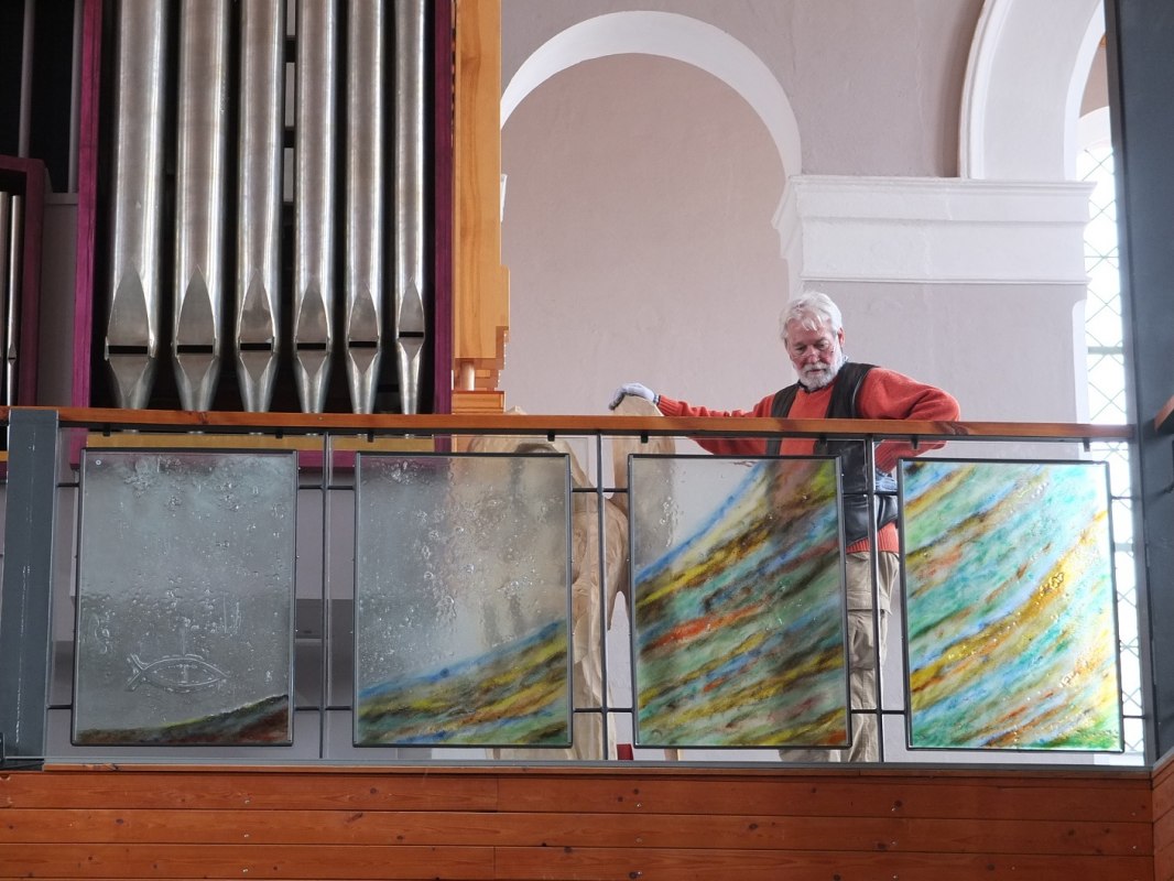 58 Glastafeln in den Farben des Kirchenjahres // &copy; Christa Kothe