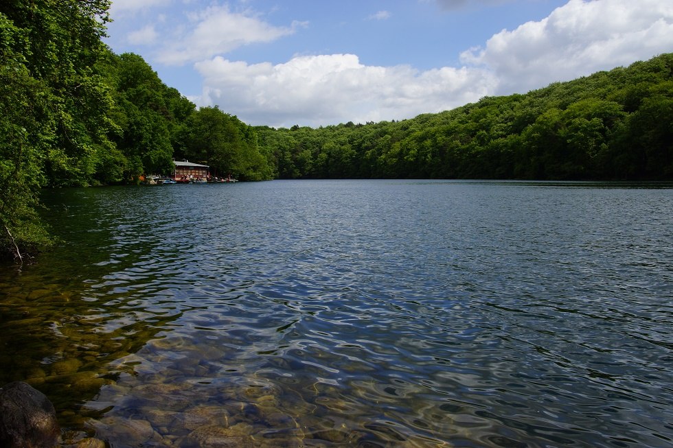 Wanderung um den Schmalen Luzin mit Blick auf die Luzinhalle, &copy; Jens B&ouml;ckmann