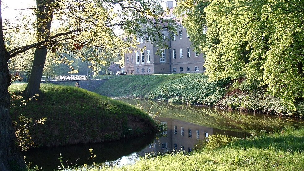 Ansicht auf das Schloss und die Br&uuml;cke zur Schlossinsel von der Parkseite // &copy; Barockschlo&szlig; zu Griebenow e.V.