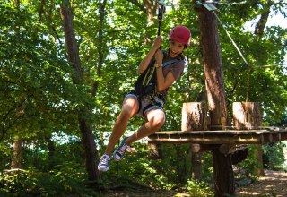 Im Kletterwald wollen 8 verschiedene Parcours mit &uuml;ber 70 Kletteraufgaben erobert werden // &copy; Sven Lingott / Gut Dar&szlig;
