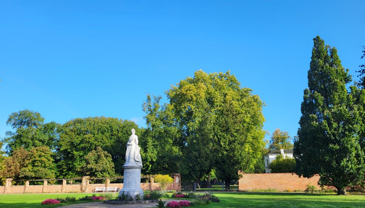 Blick in den Schlossgarten Schwerin auf das Alexandrinendenkmal und das Grünhaus, © Tourismusverband Mecklenburg-Schwerin Blick in den Schlossgarten Schwerin auf das Alexandrinendenkmal und das Grünhaus, © Tourismusverband Mecklenburg-Schwerin