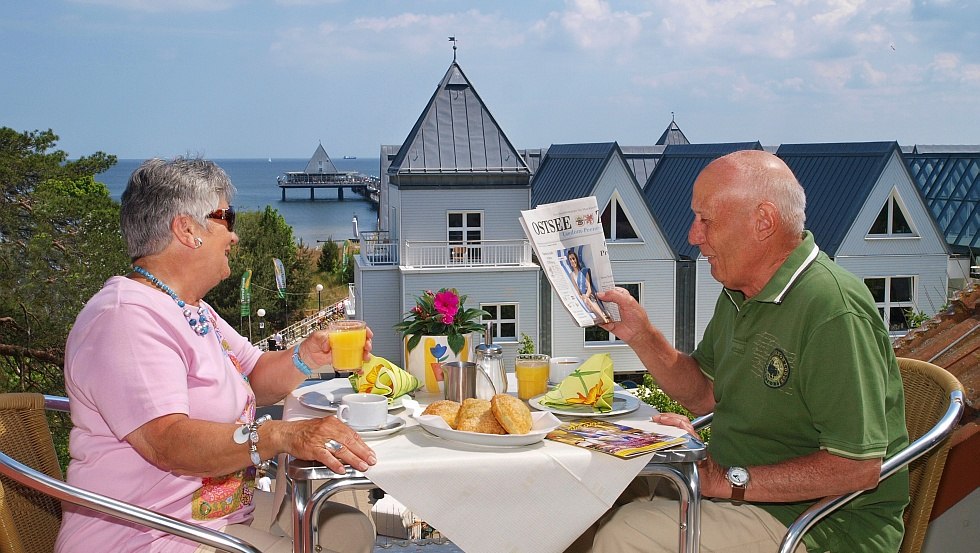 Koffiepauze op het terras van de flat // &copy; Kurhotel zu Heringsdorf GmbH & Co. KG