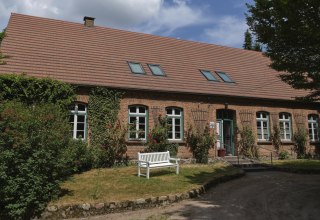 Pfarrhaus K&ouml;lzow Sommeransicht // &copy; P. Bockentin