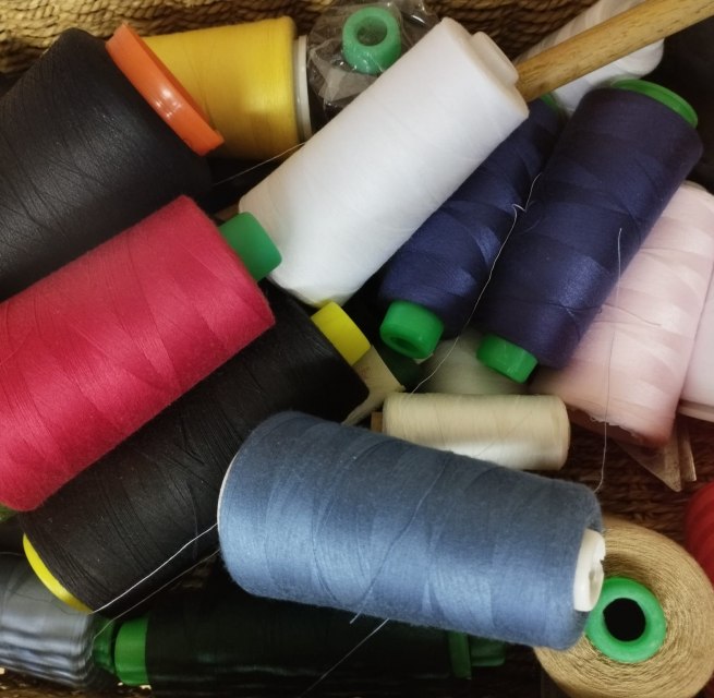 Ein Korb voller verschieden farbiger N&auml;hgarnspulen. // &copy; Jugendkunstschule Vorpommern-R&uuml;gen e.V.