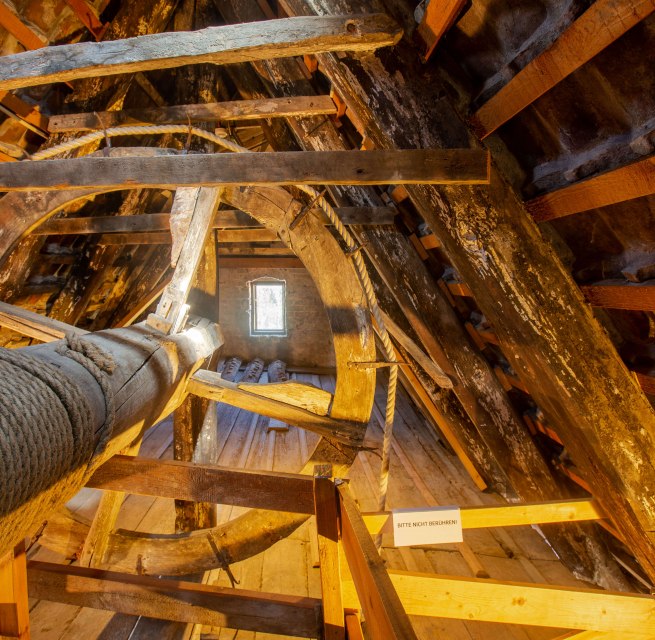 Das original erhaltene h&ouml;lzerne Lastenrad unter dem Dach des 700 Jahre alten Museumshaus in Stralsund // &copy; STRALSUND MUSEUM